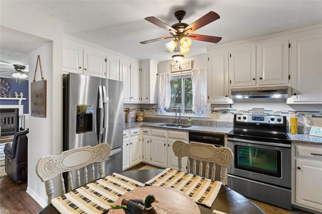 18 Philmont DR, Hampton, VA 23666
