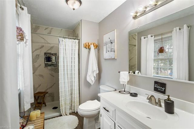 18 Philmont DR, Hampton, VA 23666