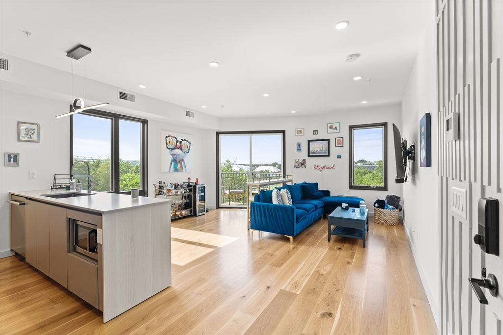 191 Condor St 9, Boston, MA 02128