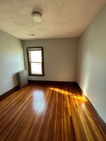 40 Orchard St, Chicopee, MA 01013