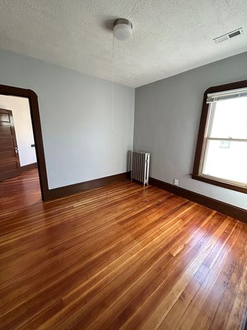 40 Orchard St, Chicopee, MA 01013