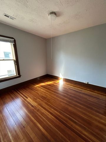 40 Orchard St, Chicopee, MA 01013