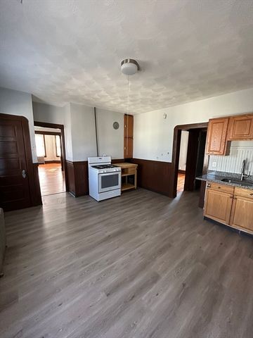 40 Orchard St, Chicopee, MA 01013