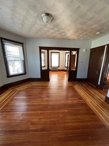 40 Orchard St, Chicopee, MA 01013