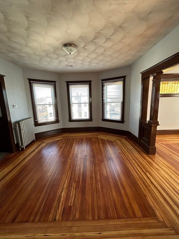 40 Orchard St, Chicopee, MA 01013