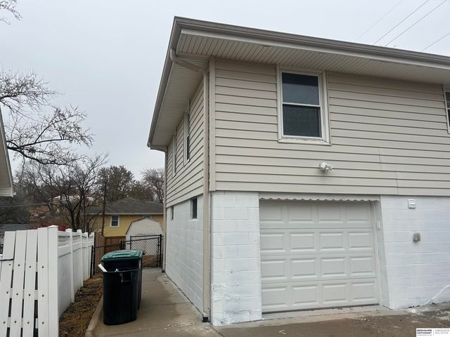 7602 Davis Circle, Omaha, NE 68134