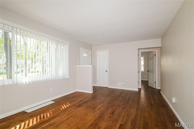 10117 Crown Point Drive, St Louis, MO 63136