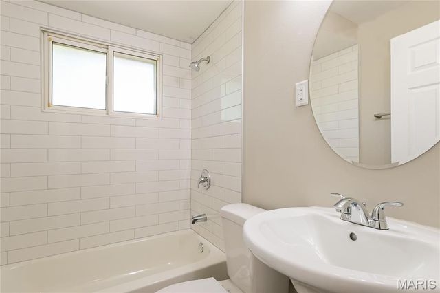 10117 Crown Point Drive, St Louis, MO 63136