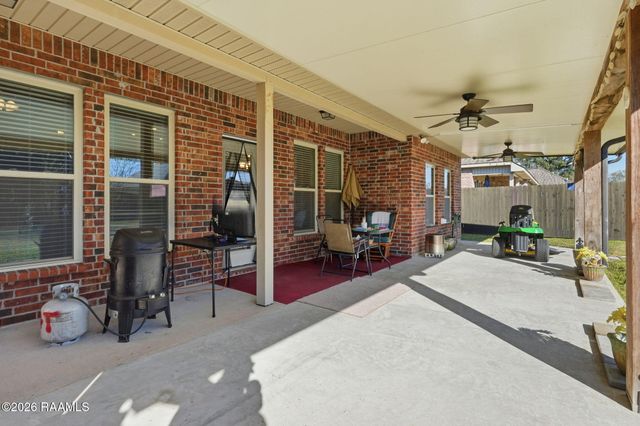 124 Raven Cliff Lane, Broussard, LA 70518