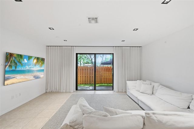 6320 S Station Sq, Davie, FL 33314