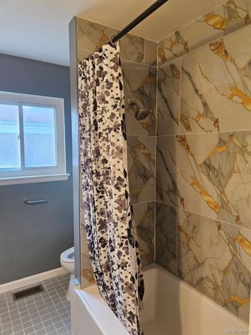 4245 Kiefer Avenue, Warren, MI 48091