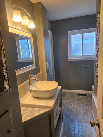 4245 Kiefer Avenue, Warren, MI 48091