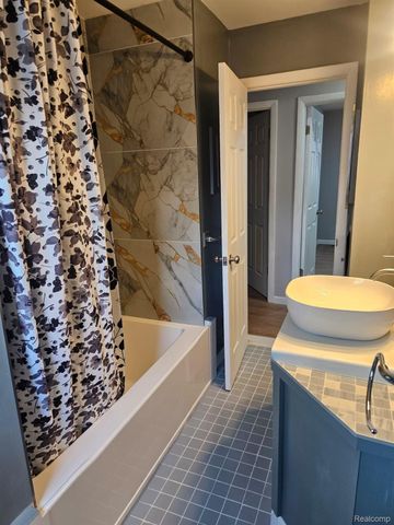 4245 Kiefer Avenue, Warren, MI 48091