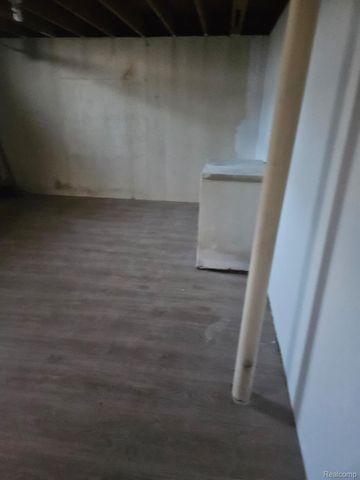 4245 Kiefer Avenue, Warren, MI 48091