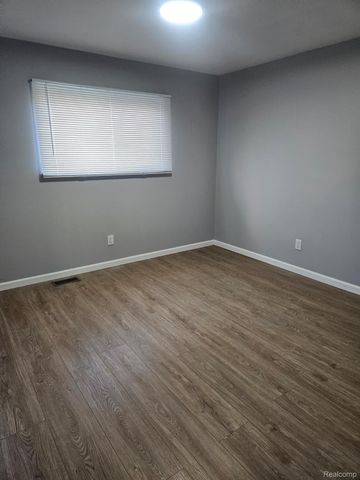 4245 Kiefer Avenue, Warren, MI 48091