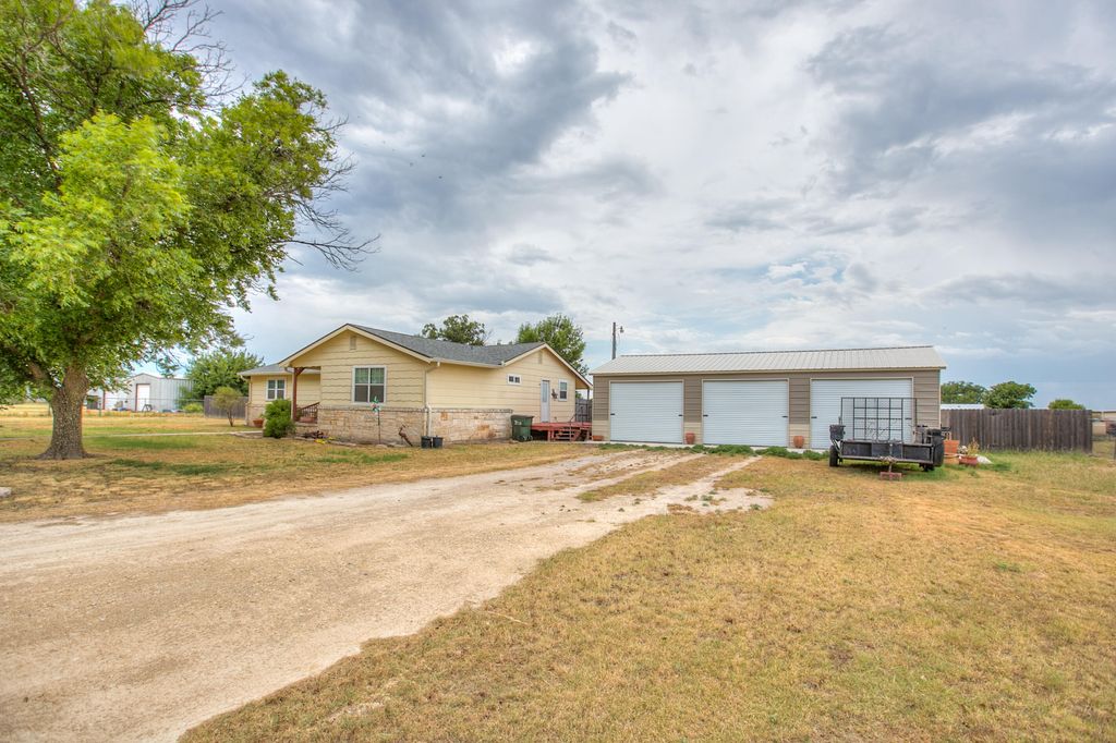 Image 5 of property listing at 4077 Commissioners Lane, San Angelo, TX 76905