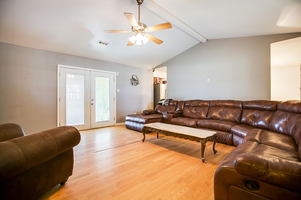 Image 9 of property listing at 4077 Commissioners Lane, San Angelo, TX 76905