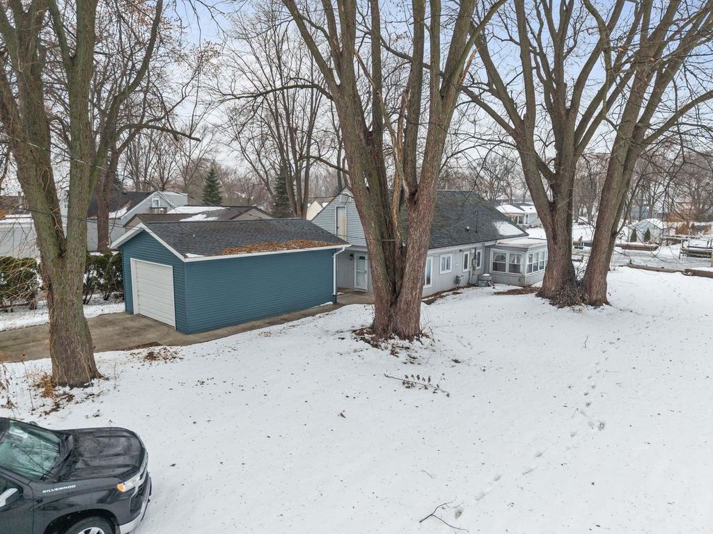 958 COZY LANE, Oshkosh, WI 54901