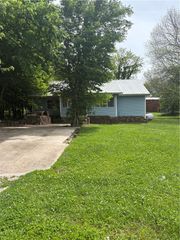 1110 W holt, Lincoln, AR 72744