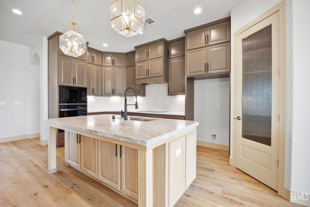 16600 Stone Mill Court, Bakersfield, CA 93314