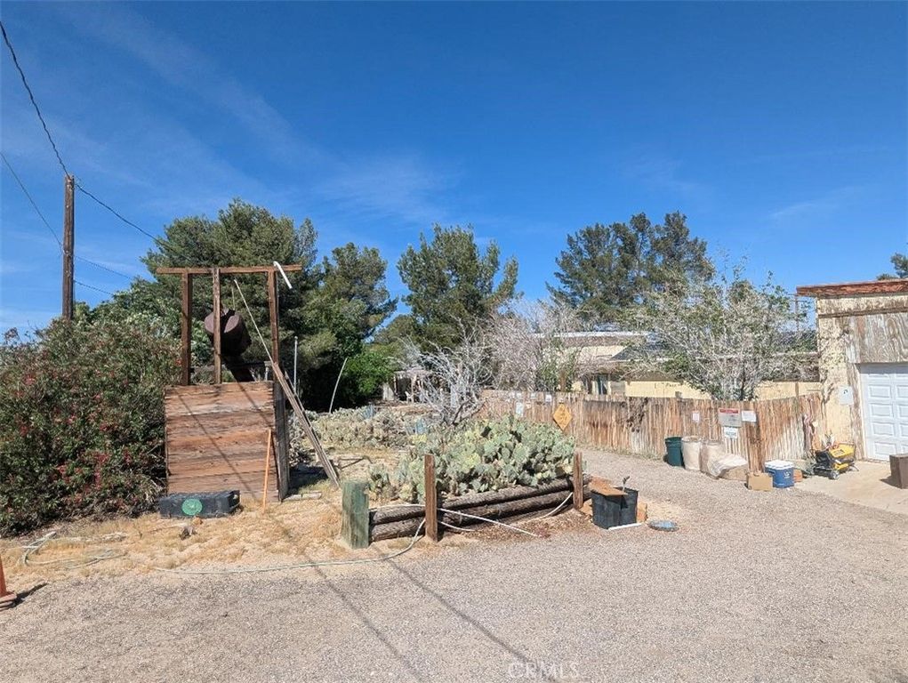 Image 6 of property listing at 32203 Prairie Avenue, Barstow, CA 92311