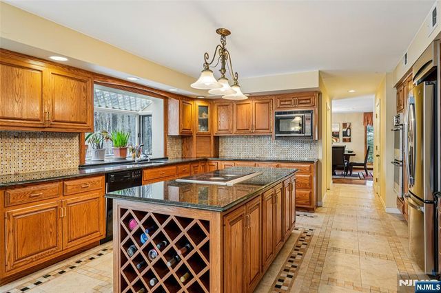 707 Horseshoe Trail, Franklin Lakes, NJ 07417