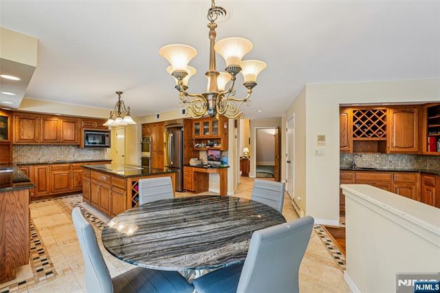 707 Horseshoe Trail, Franklin Lakes, NJ 07417
