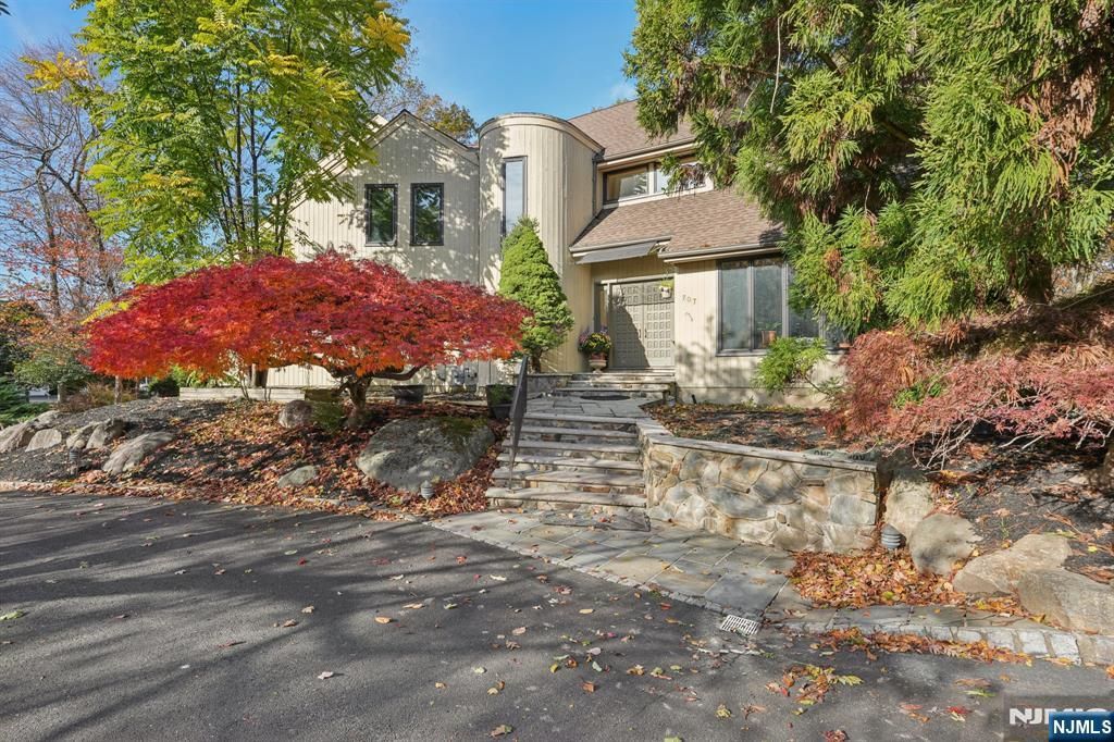707 Horseshoe Trail, Franklin Lakes, NJ 07417