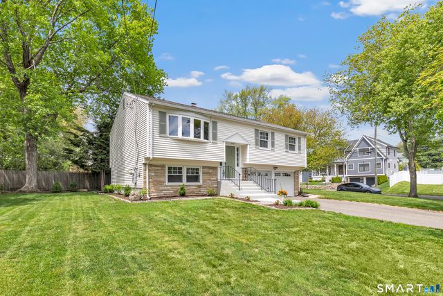 16 Mayflower Circle, Fairfield, CT 06824