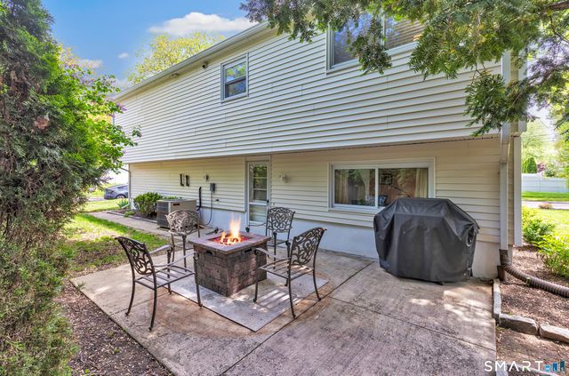 16 Mayflower Circle, Fairfield, CT 06824