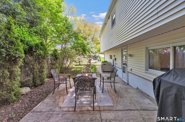 16 Mayflower Circle, Fairfield, CT 06824