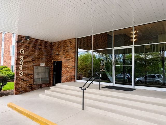 3913 Saratoga Avenue 117, Downers Grove, IL 60515