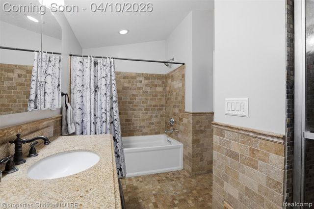 2835 Aspen Lane, Bloomfield Village, MI 48302