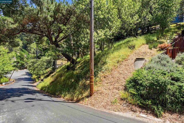 6690 Gunn Dr, Oakland, CA 94611
