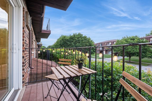 1212 Whispering Hills Court 2B, Naperville, IL 60540