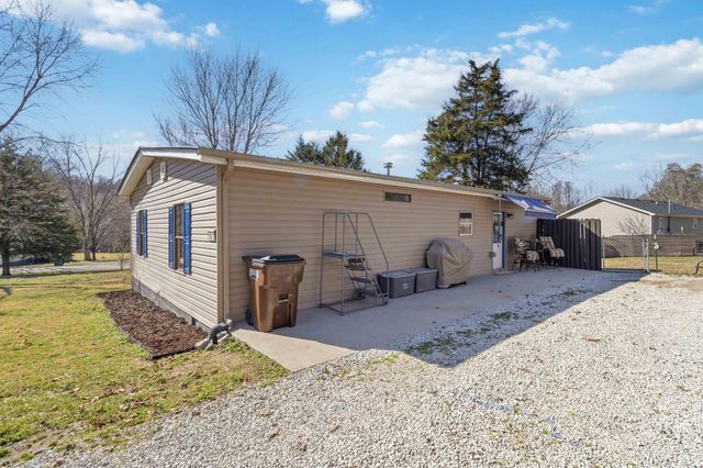 1072 Dry Branch Road, Irvine, KY 40336