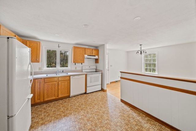 988 E Washington St, Hanson, MA 02341