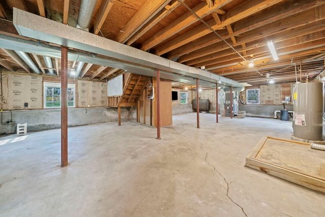 988 E Washington St, Hanson, MA 02341