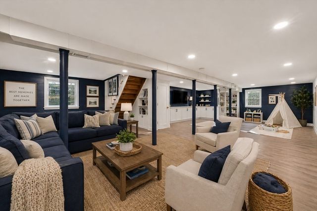 988 E Washington St, Hanson, MA 02341