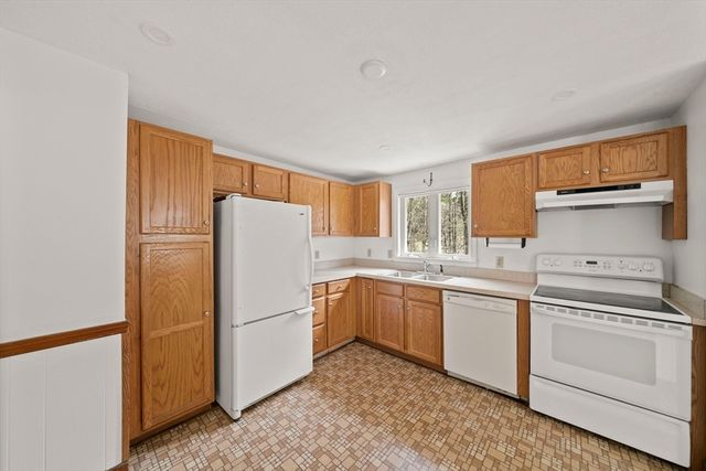 988 E Washington St, Hanson, MA 02341