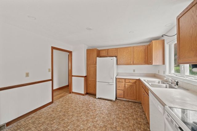 988 E Washington St, Hanson, MA 02341