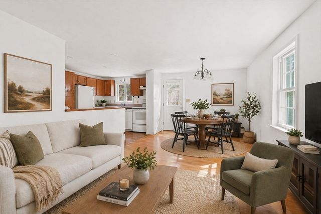 988 E Washington St, Hanson, MA 02341