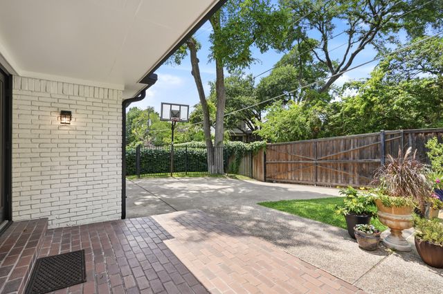 9223 Club Glen Drive, Dallas, TX 75243