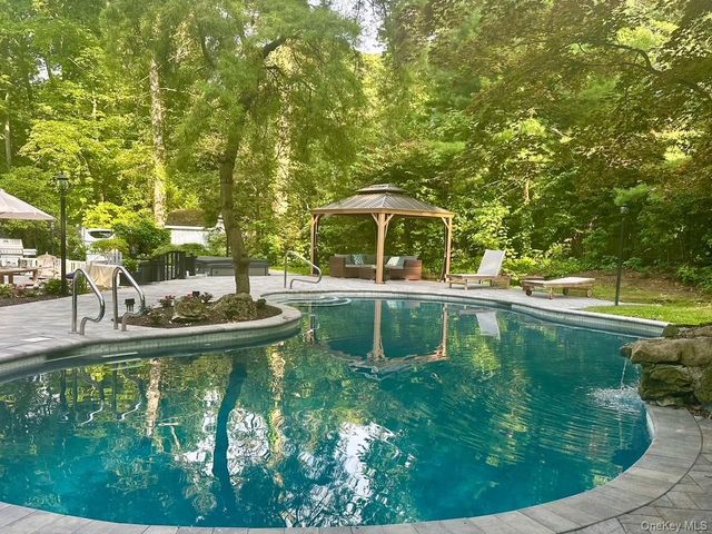 65 Avery Road, Woodbury, NY 11797