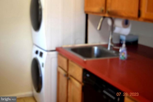 6174 STRASBURG DR, Centreville, VA 20121