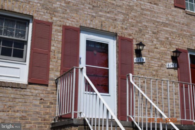 6174 STRASBURG DR, Centreville, VA 20121