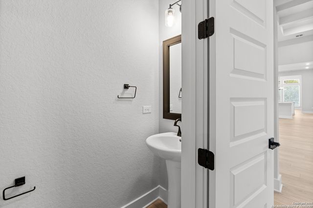 222 Raven Road, Castroville, TX 78009