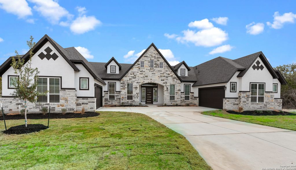 222 Raven Road, Castroville, TX 78009