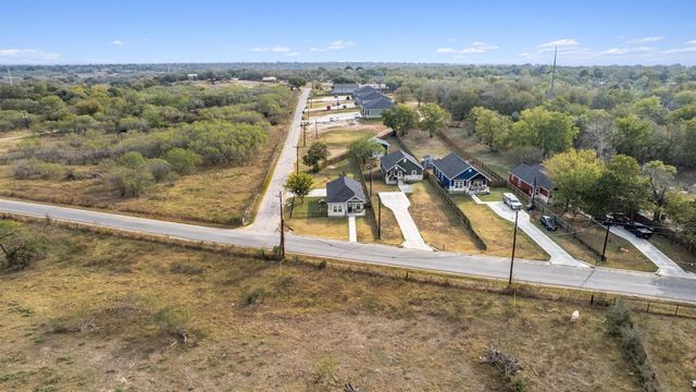 226 Spruce Ave, Luling, TX 78648