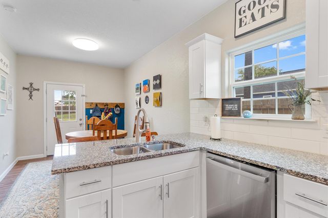 226 Spruce Ave, Luling, TX 78648